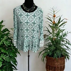 Crown & Ivy Floral Patterned Women's Top - White and Greens
